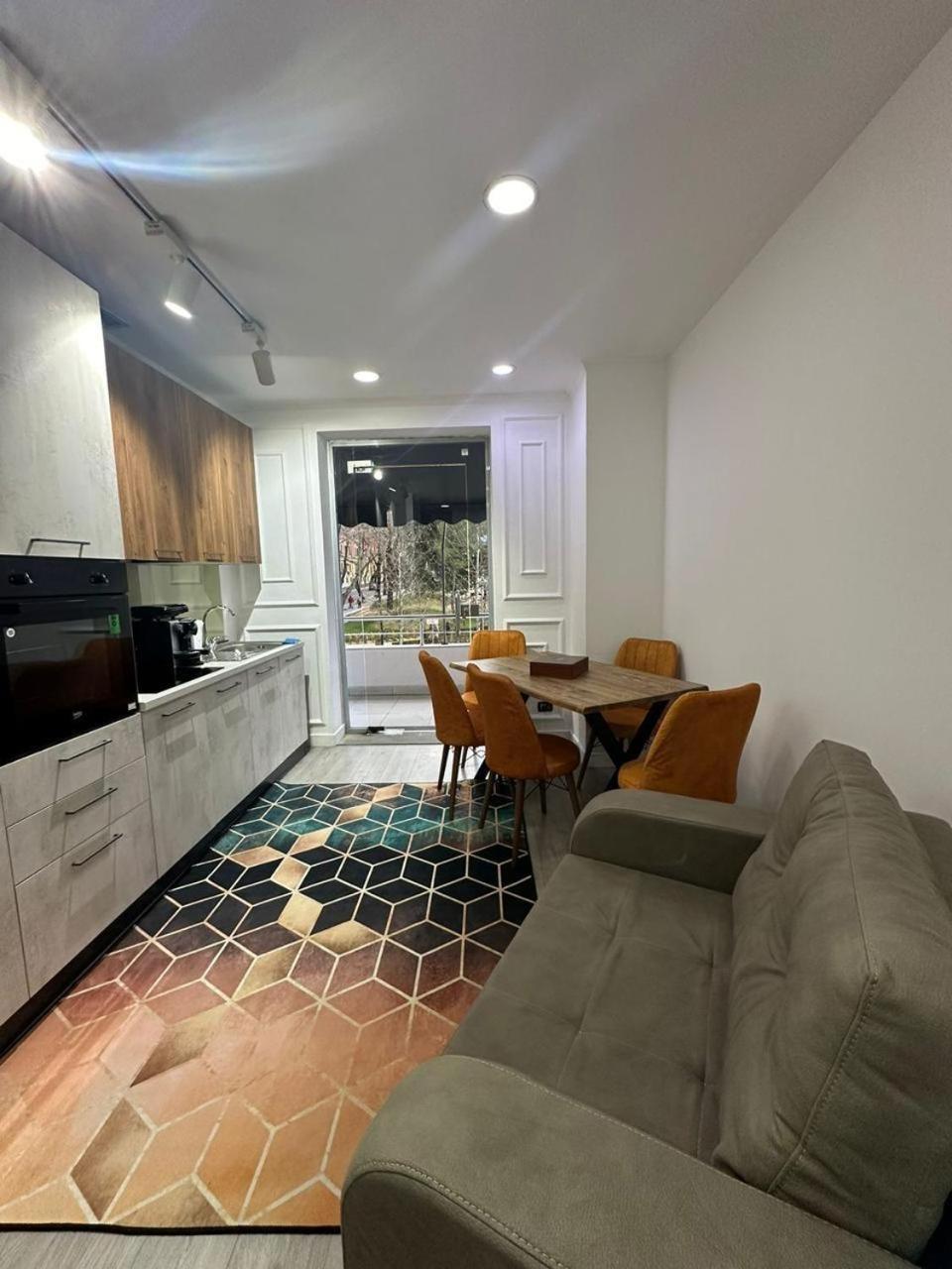 Park View Central Apartment Тирана Екстер'єр фото